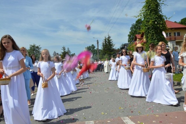 Dziewczynki sypiące kwiaty podczas procesji w Skarżysku - Kamiennej. Więcej z procesji na kolejnych zdjęciach