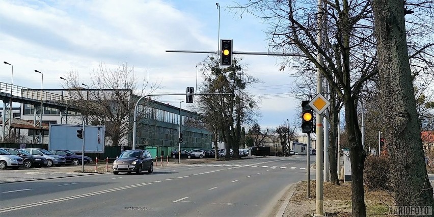 Nowe światła na skrzyżowaniu ulicy Niemodlińskiej z Dambonia...