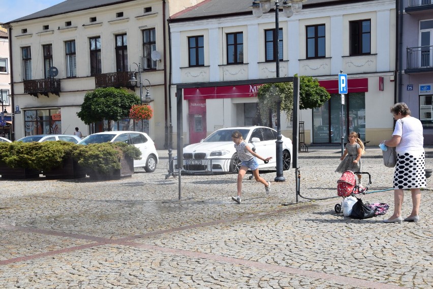 Kurtyny wodne w Skierniewicach przyciągają najmłodszych mieszkańców