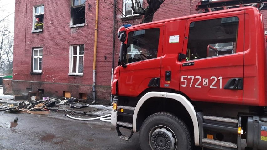 Pożar na ul. Rencistów w Rudzie Śląskiej. Dwie osoby poszkodowane