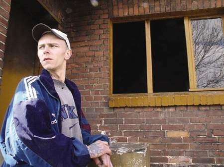 Rafał mieszka w domu obok spalonego baraku. Jest wstrząśnięty tragedią sąsiada.