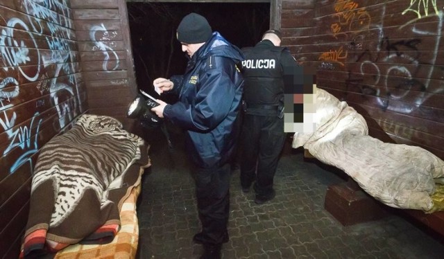 W okresie zimowym policjanci z bydgoskich komisariatów każdego dnia sprawdzają miejsca, o których wiedzą, że mogą tam szukać schronienia i nocować bezdomni