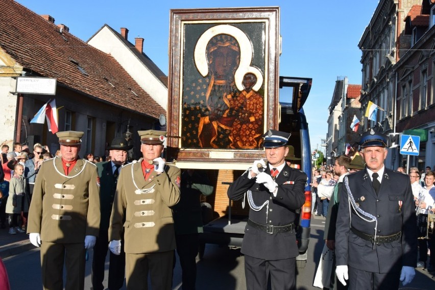 W Zbąszyniu tłumy mieszkańców powitały obraz, na moście...