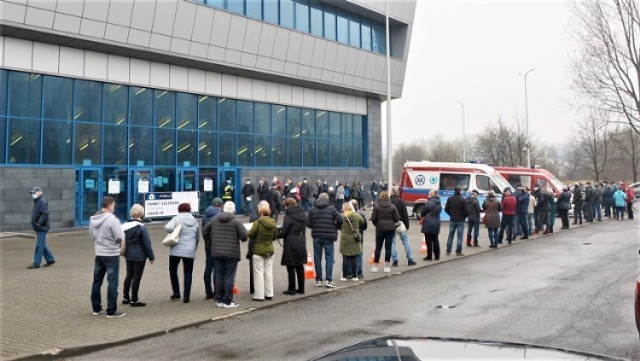 Akcja szczepień przeciw Covid-19 nabrała tempa po uruchomieniu punktów szczepień masowych. Pierwszy jako pilotażowy w Małopolsce ruszył  w drugiej połowie kwietnia w Olkuszu