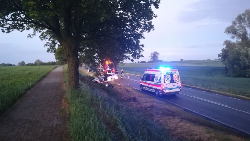 Wypadek w Czeczewie pod Grudziądzem. Dachowało i doszczętnie rozbite zostało bmw