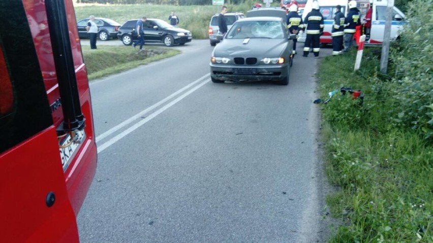 Wypadek w Bukowie - motorowerzysta wjechał pod bmw ZDJĘCIA