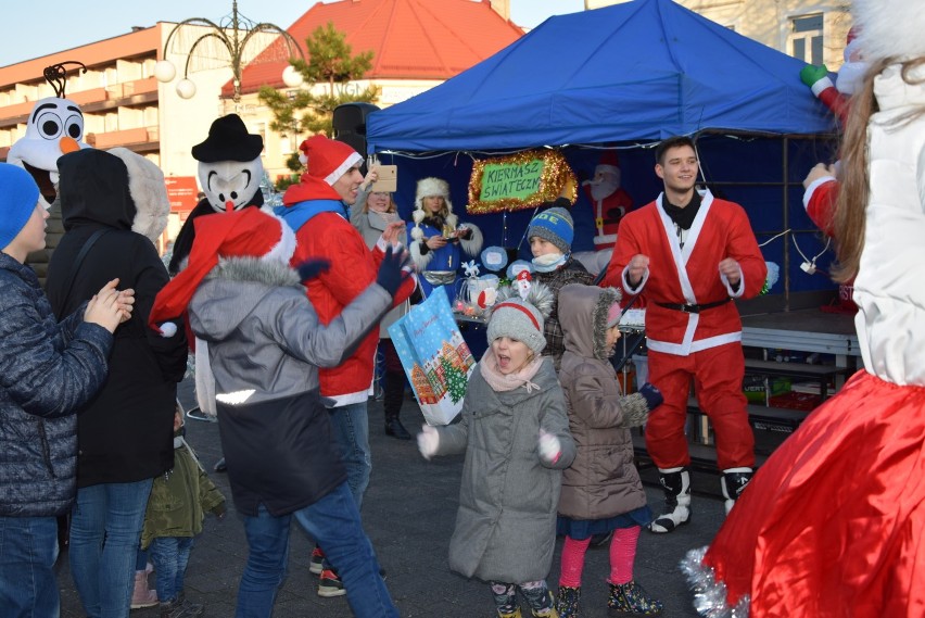 Święty Mikołaj zawitał na plac Legionów w Wieluniu. Powitały go tłumy [FOTO,WIDEO]