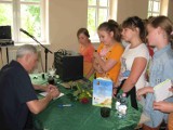 Koźmin - Tomasz Szwed gościł w bibliotece. Czytał, śpiewał, recytował z dziećmi. ZDJĘCIA