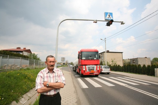 Mieszkańcy Orzecha od lat czekają na poprawę bezpieczeństwa na swojej drodze.