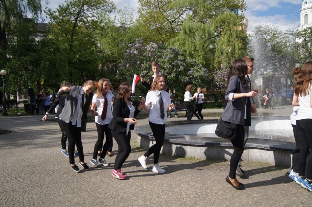 Flash mob na pl. 3 Maja w Radomsku. Młodzież zachęca do udziału w wyborach