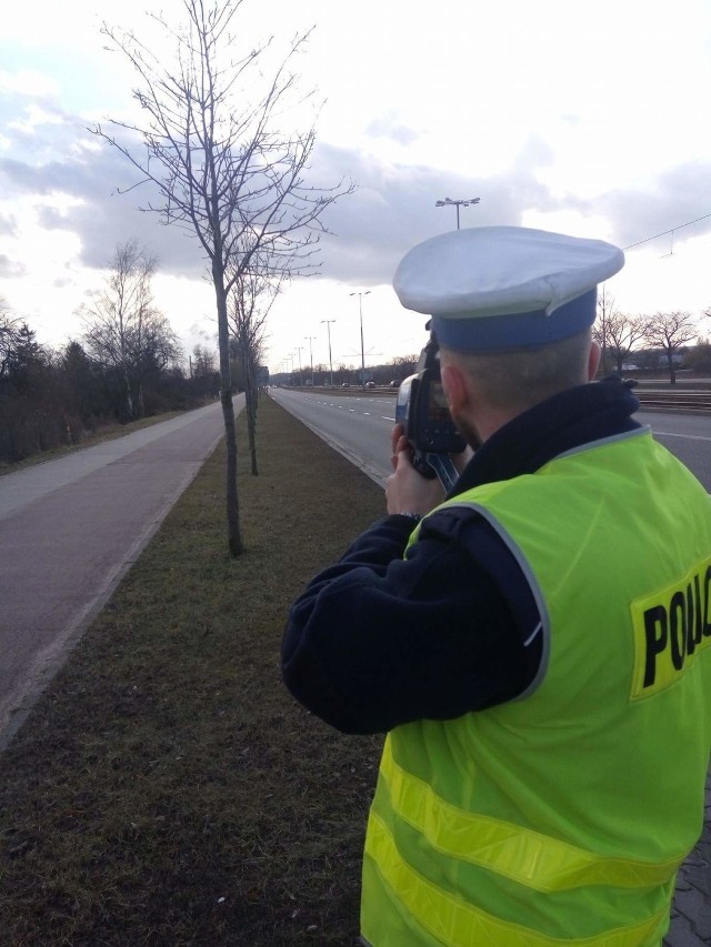 Jednego dnia policjanci z Gdańskiej drogówki za trzymali prawo jazdy 7 kierowcom, którzy znacząco przekroczyli prędkość w terenie zabudowanym