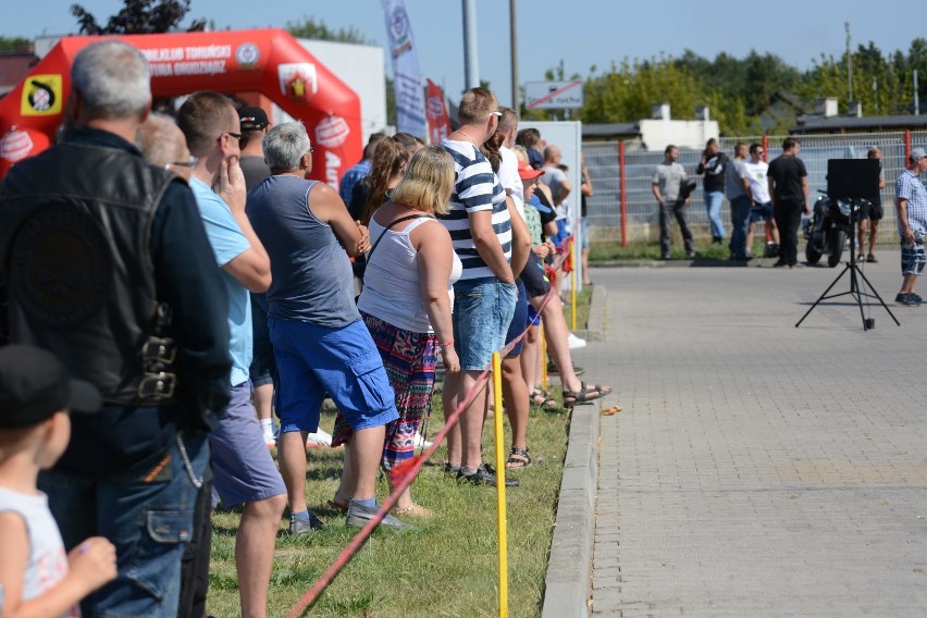 "Wakacje z motorem" w Grudziądzu. Na jednośladach pokonywali tor przeszkód