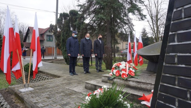 Pod pomnikiem ku pamięci ofiar zamordowanych w Szczakowej złożono kwiaty. Później odbyła się msza święta w ich intencji.

Zobacz kolejne zdjęcia. Przesuń zdjęcia w prawo - wciśnij strzałkę lub przycisk NASTĘPNE