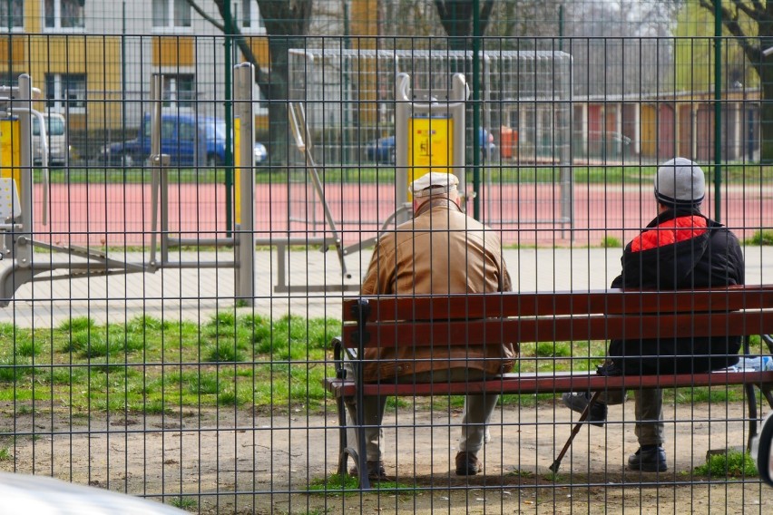 Legnica. Po weekendzie place zabaw pełne butelek po alkoholu