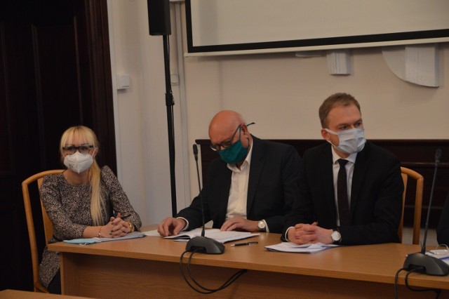 Na zdjęciu Rada Nadzorcza Szpitala Miejskiego w Miastku (od lewej) Lucyna Barbara Kowalczyk – radca prawny ze Słupska, Jerzy Rejmer – prawnik ze Słupska oraz Łukasz Szeliga, który złożył rezygnację, a ta została przyjęta