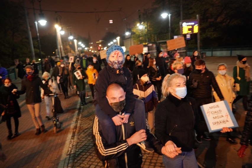 Protestujący zebrali się na placu Wolności w sobotę o godz....