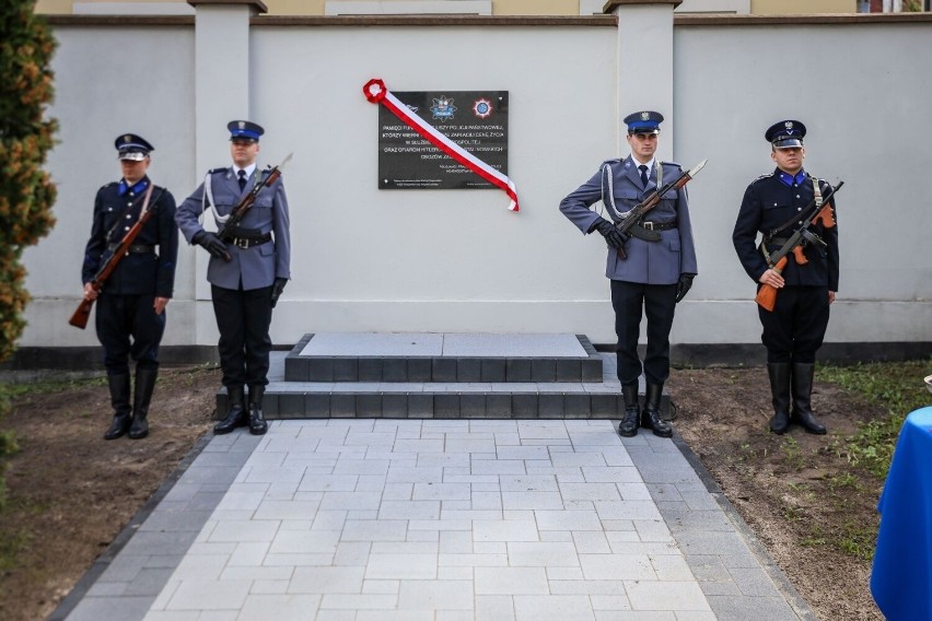 Uroczyście u policjantów w Kielcach. Odsłonięto tablicę, wręczono odznaczenia. Zobaczcie zdjęcia