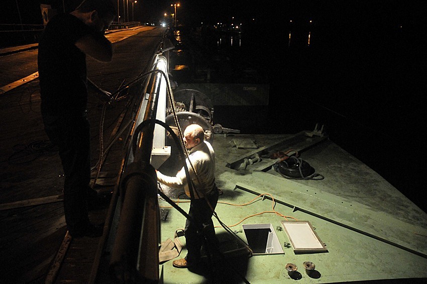 Sobieszewo - most pontonowy na Martwej Wisle. W nocy naprawiali most FOTO