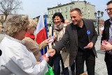 Chełmscy działacze PO rozdawali flagi (ZDJĘCIA)