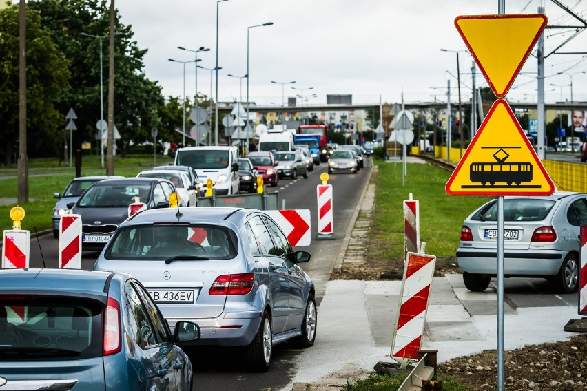 W pobliżu remontowanego odcinka już tworzą się korki.