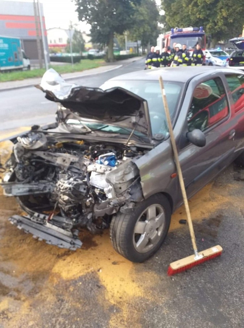 Poważny wypadek w powiecie włocławskim. Zderzenie dwóch samochodów marki Renault [zdjęcia]