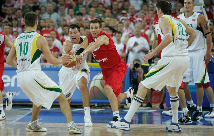 Michał Ignerski (biały strój) w akcji.