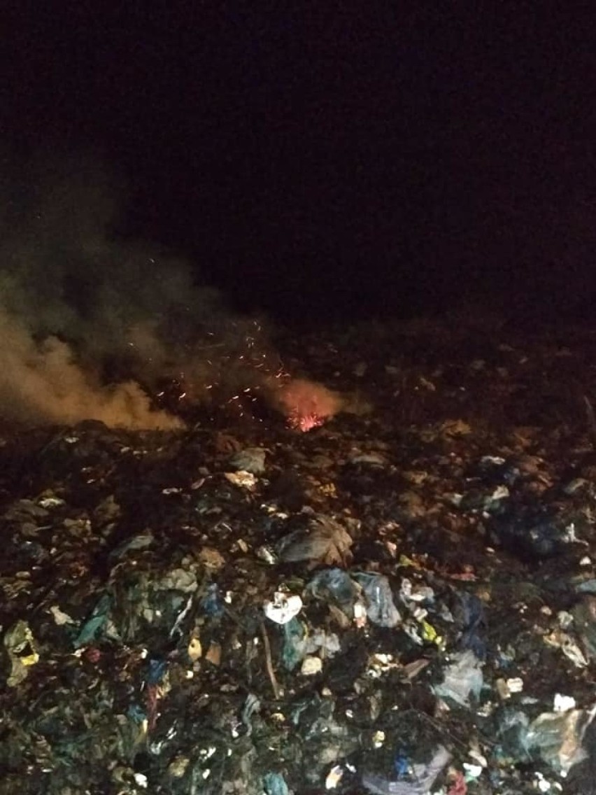 Pożar wysypiska śmieci w Leśnie Górnym [ZDJĘCIA, WIDEO]