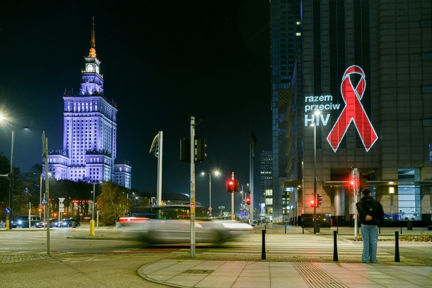 Czerwona kokardka w Warszawie z okazji Światowego Dnia AIDS,...