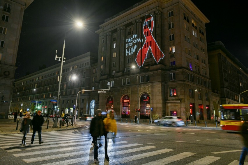 Czerwona kokardka „Razem przeciw HIV” 2023 r. w Warszawie