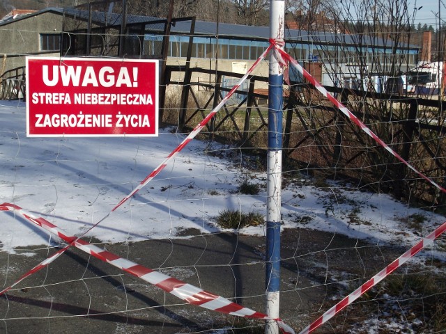 Burmistrz gminy Piechowice uważa, że samorząd nie jest właścicielem żadnej zaniedbanych konstrukcji. Do wiaduktów nie przyznają się też kolejarze i jeleniogórskie starostwo.