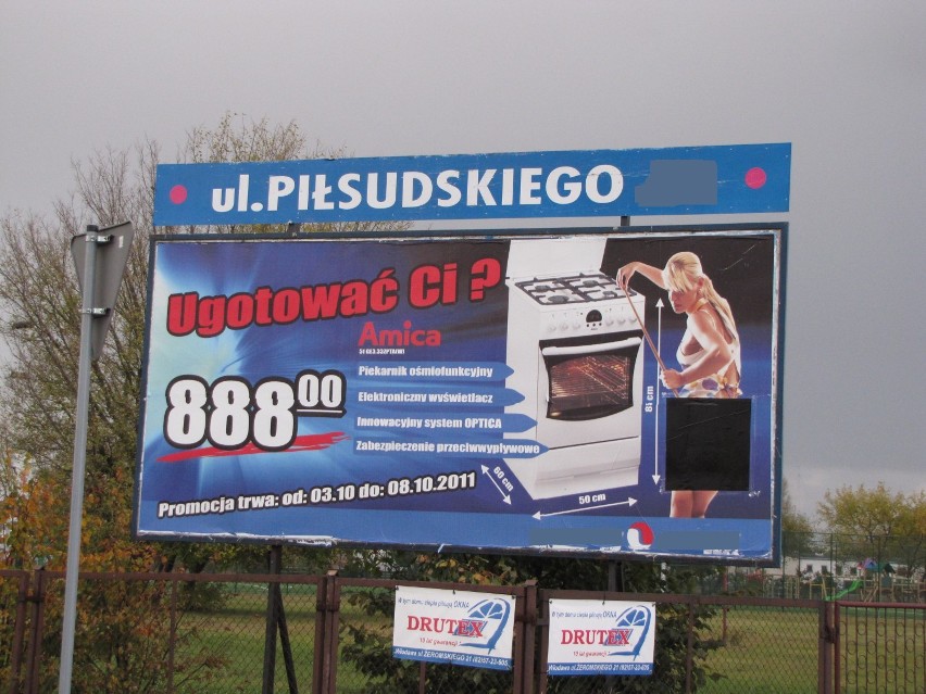 Kilka dni temu we Włodawie na bilbordach pojawiła się reklama jednej z sieci RTV AGD. Na plakacie widnieje hasło "Ugotować Ci?" a po prawej stronie wypięta kobieta w skąpych stringach, w rękach trzyma drewnianą łyżkę. Niby w tym nic dziwnego, ale jedna z