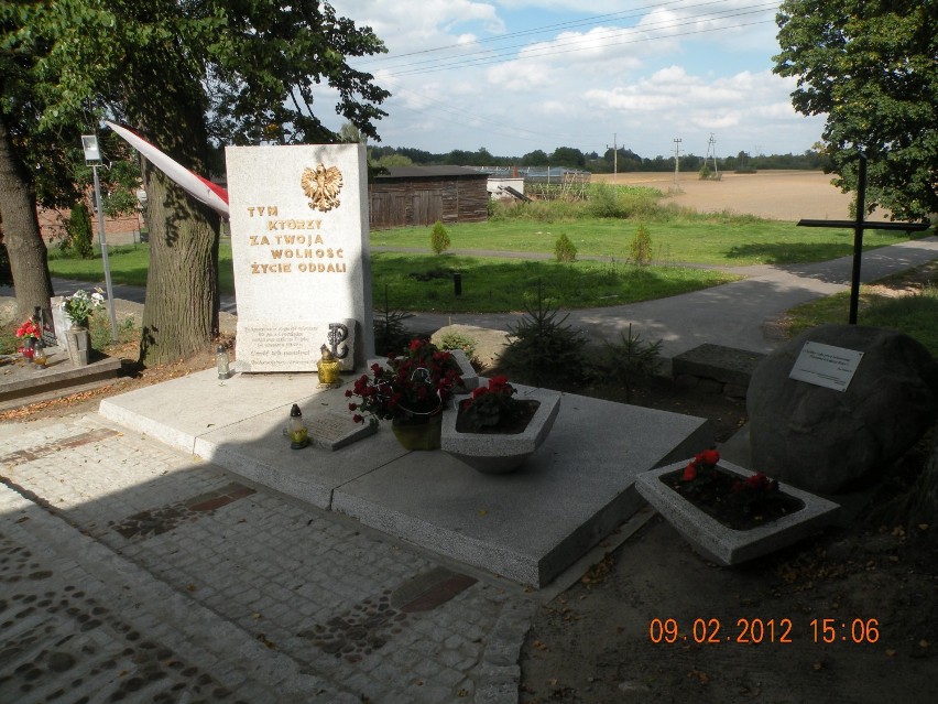 Dąbrówka Królewska - zbiorowy grób poległych we wrześniu...