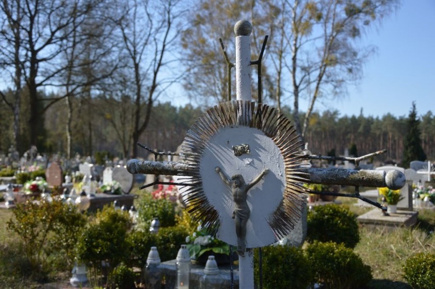 Zakaz wstępu na cmentarze odwołany. Można pójść na groby bliskich
