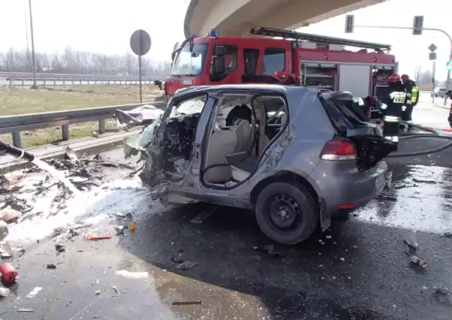 Wypadek na Wirażowej we Włochach. Kierowca volkswagena nie żyje - zdjęcia