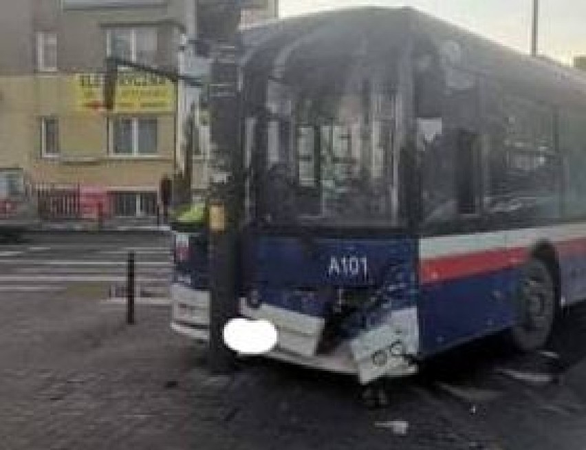 Bydgoszcz. Kia zderzyła się z autobusem na skrzyżowaniu ulic Skłodowskiej-Curie i Jurasza 