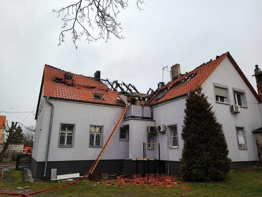 Pożar w Opolu. Częśćiowo spalił się budynek wielorodzinny przy ulicy Jagiellonów. Jedna osoba została poszkodowana