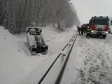 Dachowanie na autostradzie. Auto wypadło poza bariery [ZDJĘCIA]