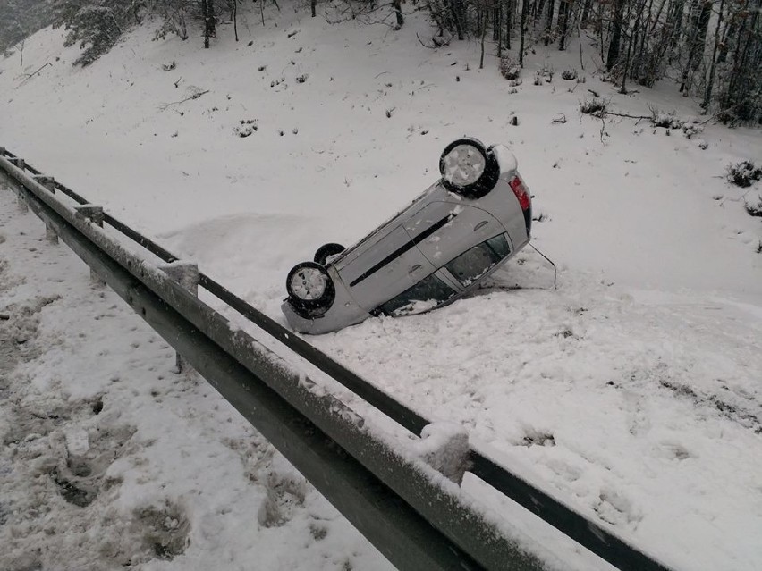 Dachowanie na autostradzie. Auto wypadło poza bariery [ZDJĘCIA]