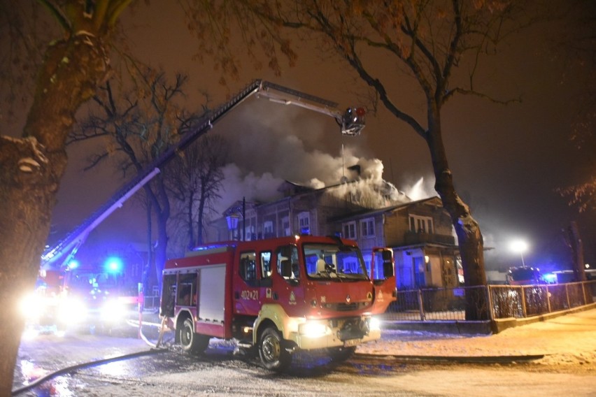 Pożar wybuchł w sobotni (26.01) wieczór w drewnianym budynku...