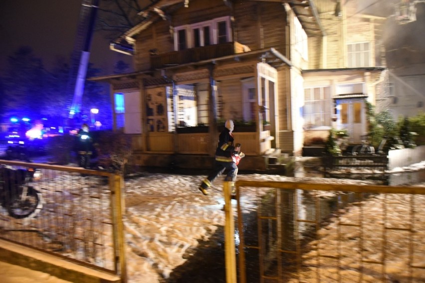 Pożar wybuchł w sobotni (26.01) wieczór w drewnianym budynku...