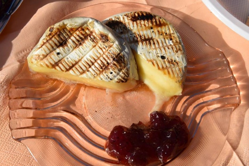 Grillowany camembert z sosem borówkowym lub żurawinowym