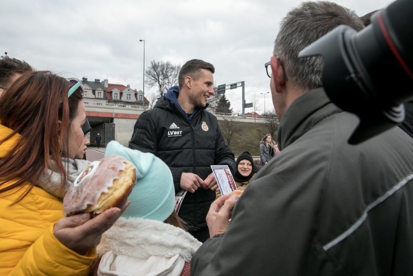 Wisła Kraków. Piłkarze „Białej Gwiazdy” rozdawali pączki [ZDJĘCIA]