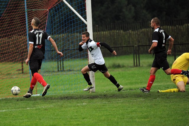 Łukasz Kozina (na biało) strzelił bardzo ważną bramkę w Kamieniu.