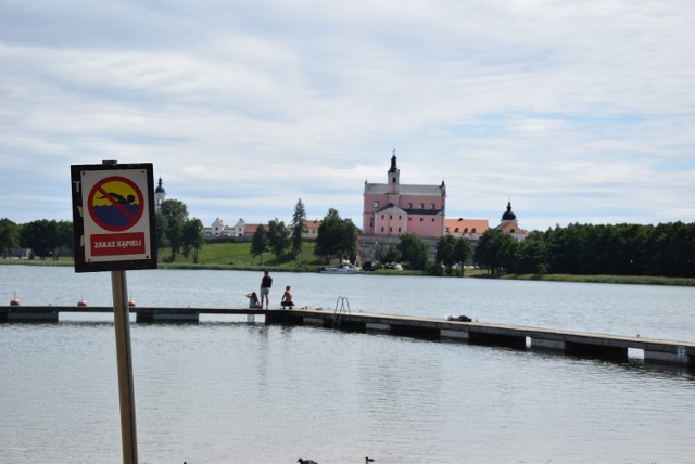 Na plaży w Starym Folwarku pojawił się znak zakazujący kąpieli