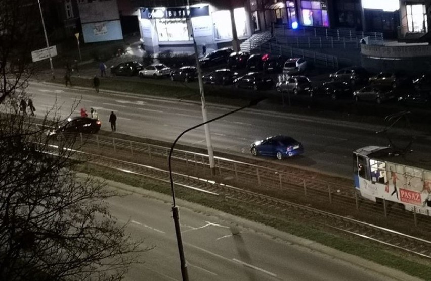 Wypadek na Legnickiej. Samochód wpadł na torowisko, nie jeżdżą tramwaje