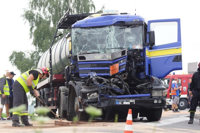 Wypadek w Skalmierzycach. Zderzyły się dwie ciężarówki