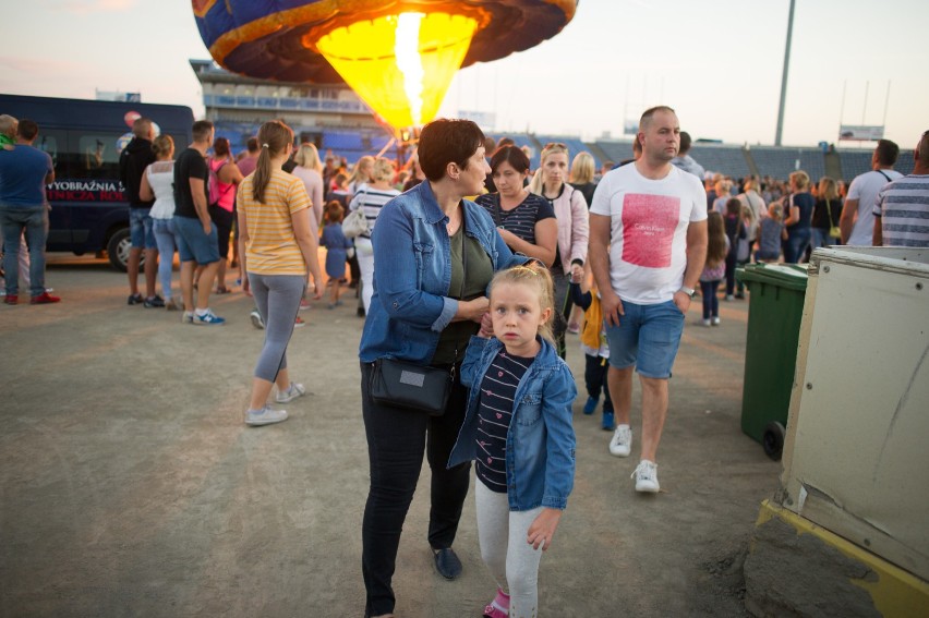 Nocny pokaz balonów w Lesznie ściągnął na stadion tłumy