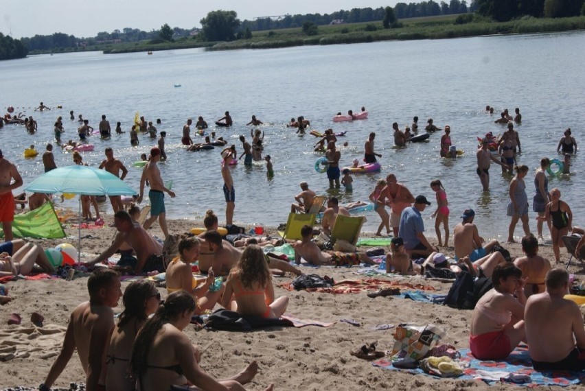 Gołuchów. Tłumy na plaży w Gołuchowie. O krok od prawdziwej...