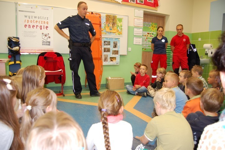 Z dziećmi o bezpieczeństwie w Szkole Podstawowej nr 2 rozmawiali policjanci i ratownicy medyczni