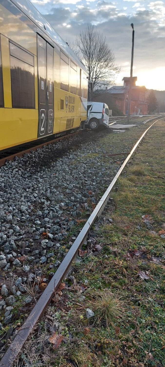 Zderzenie samochodu osobowego z szynobusem w Szczytnej. Kierowca trafił do szpitala [Aktualizacja]